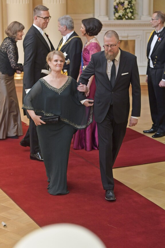 Tuomas oli puolisonsa Pirjo Rautiaisen kanssa Linnan juhlissa 2019.