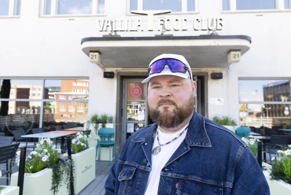 Yli 1,1 miljoonaa euroa tappiota! Akseli Herlevi jyrähtää burgeribisneksen hurjista talousluvuista