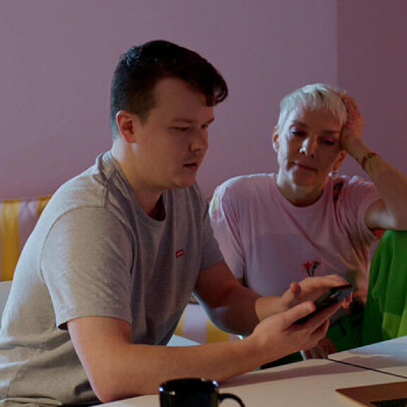 Ohjaaja Sami Kieksi ja toimittaja Maria Veitola tutustuvat huumeiden maailmaan. T