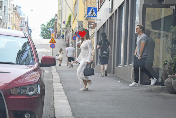 Räppärin rakas asteli metritolkulla siippansa edellä ravintolasta. Jare Tiihonen hiipi vanavedessä.