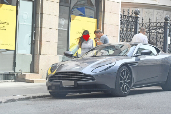 Kun rakas hyppäsi Aston Martiniin, niin Jare ryhtyi sytyttelemään tervapötkylää kadulla.