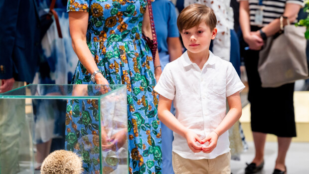 Kruununprinsessa Victoria vietti äiti-poika-päivää - katse kiinnittyy Oscarin, 8, jalkoihin