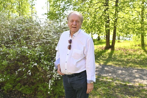 Lonkkaleikkauksesta toipunut Esko huolehtii kunnostaan kävelylenkeillä. – Parvekkeella on juoksumatto, mutta se on jäänyt vähäiselle käytölle.