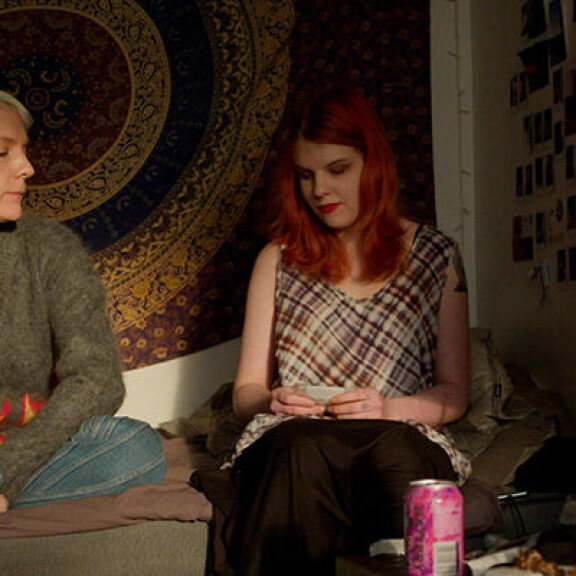 Maria Veitola seuraa vierestä, kun Launo piikittää amfetamiinia. T