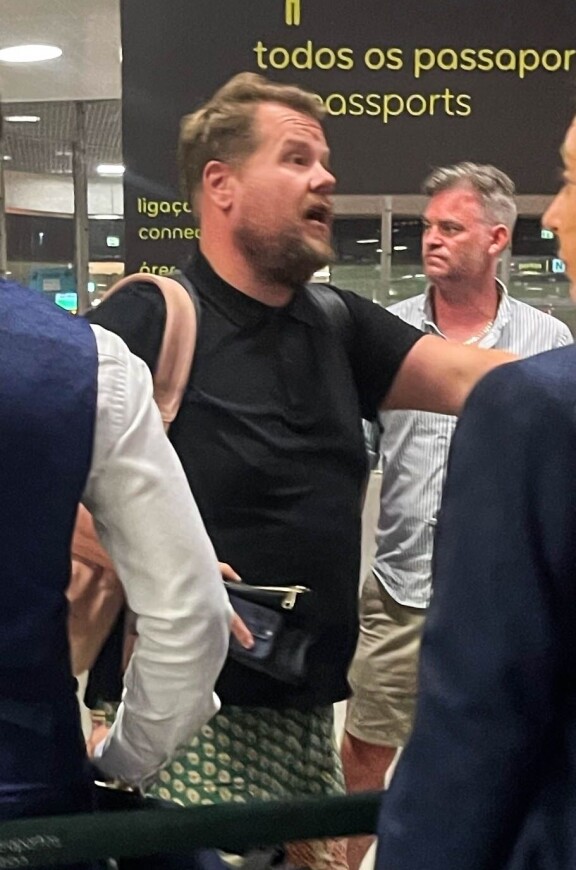 Ilmeisen tuohtunut James tilitti ajatuksiaan lentokoneen henkilökunnalle.