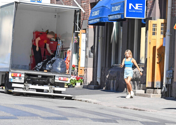 Paparazzi bongasi Kertun maanantaina muuttopuuhista. Tarmokas daami antoi muuttomiehille tiukkoja käskyjä.