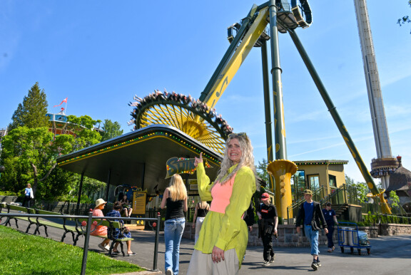 Kesän uutuuslaite Swingi kauhistutti Tyttiä etukäteen, mutta pyörityksen jälkeen hän oli myyty. – Siis toi oli kyllä todella siistiä! Tuo keinuu tosi lempeästi, ja välillä vain tajuaa näkevänsä koko Helsingin väärinpäin.