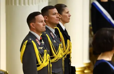 Muistatko Linnan juhlien käsidesimiehet? Univormut vaihtuivat shortseihin, kuvat