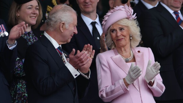 Harvinainen tilanne! Kuningatar Camilla puhkesi vuolaisiin kyyneliin