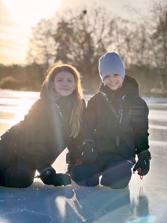 Kruununprinsessa Victoria napsii usein suloisia kuvia lapsistaan. Tällä kertaa äiti ja isä eivät osallistuneet 'lippukouluun', vaan lapset opiskelivat kahden kesken.