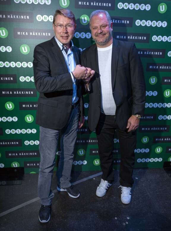 Esa työskenteli vuosia vedonlyöntiyhtiö Unibetille. Rinnalla F1-legenda Mika Häkkinen.