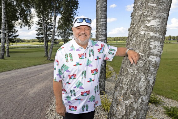 Lätkälegenda Esa Tikkaselta löytyy selitykset niin ulosottosotkuihin kuin rikosepäilyynkin.