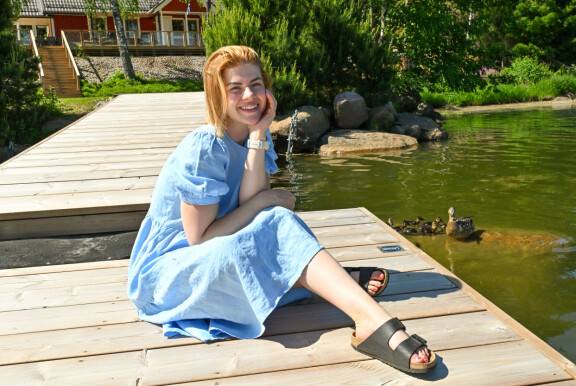 Pernilla viettää kesällä aikaa mökillään, jonka hän on ostanut äitinsä kanssa vuonna 2022.