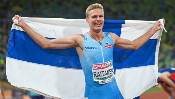 Topi Raitanen voitti vuoden 2022 EM-kisoissa 3 00 metrin estejuoksun EM-kultaa.