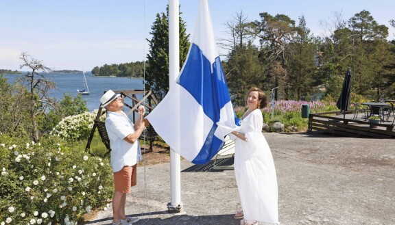 - Kerran tein Aira Samulinin vieraana juhannustaikoja. Keräsin tyynyn alle kimpun Hyrsylän mutkan niityltä. Yöllä päässä alkoi surista. Olin kerännyt jonkun hyönteisen mukaan, mutta miestä ei näkynyt, Merja muistelee.