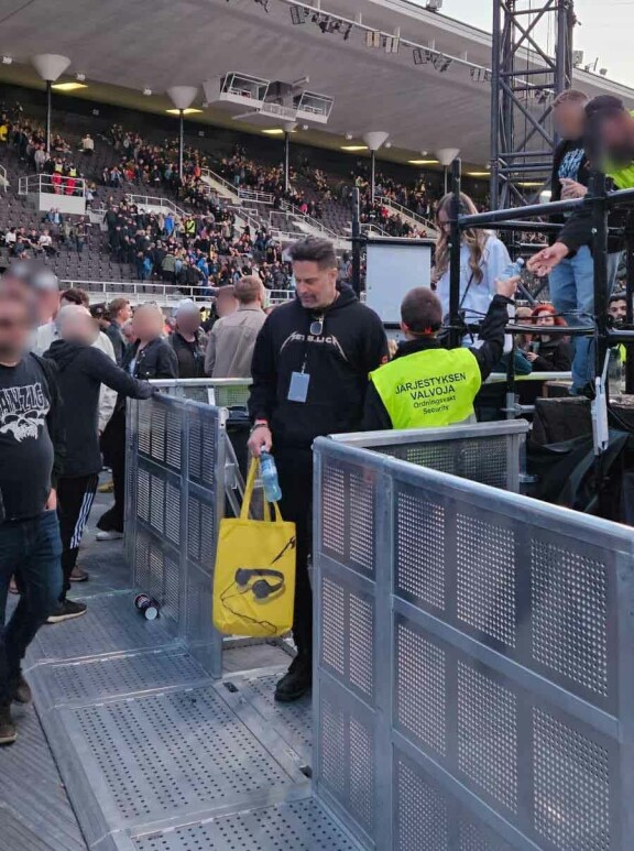 Joe kantoi mukanaan keltaista kangaskassia. Päällä oli tietenkin Metallican fanihuppari.