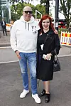 Juha Rastas juhlii tänä vuonna Mega Paula drag-hahmonsa 45-vuotista taivalta. - Olen niin vanha, että juhlavuosi kannattaisi järjestää jo joka vuosi, Juha mietti vierellään sellisti Helena Plathan, joka keikkailee tiiviisti Jorma Uotisen ja näyttelijä Oona Kareen kanssa.