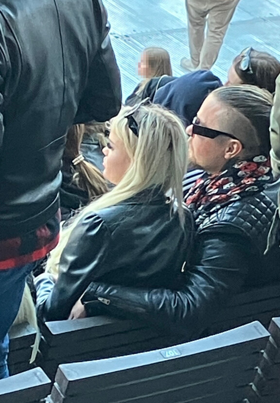 Archie ja Iida istuivat kainalokkain seuraamassa Metallicaa – ainakin hetken.