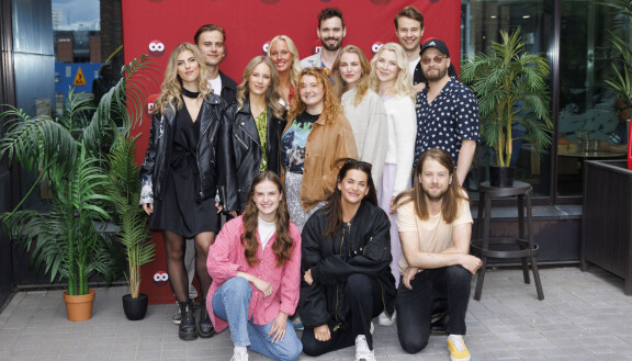 Johanna Puhakka (alhaalla keskellä) yhdessä näyttelijäkollegoidensa kanssa Rantabaari-sarjan Meet & greet-henkisessä tapahtumassa 8. kesäkuuta.