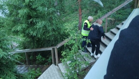 Ilkka 'Danny' Lipsanen tarvitsi talutusapua Jänhiälän tanssilavan pitkissä portaissa.
