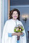 Huomaa, miten otoksessa kaikki värit mätsäävät, aivan kaikki. Jopa kynttilät, niiden liekit ja takana olevan avoimen oven vaalea oranssi karmi. Kenties jopa kuningattarelle annetun kukkapuketin suojapaperin väri on tietoisesti valittu?