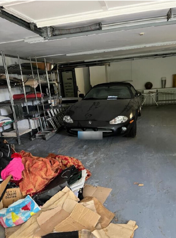 Lähiomaisten mukaan Nizzan autotallista puuttui toinen auto. Pahvilaatikkokasojen seassa oli huippubrändien kasseja, mutta sisältö oli poissa.