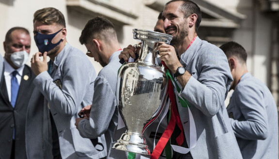 Italia on hallitseva jalkapallon Euroopan mestari. Pokaalia pitelee joukkueen kapteeni Giorgio Chellini.