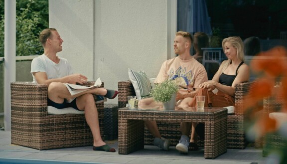 Nils asui Pinjan ja Akun kanssa. Kolmiodraama
