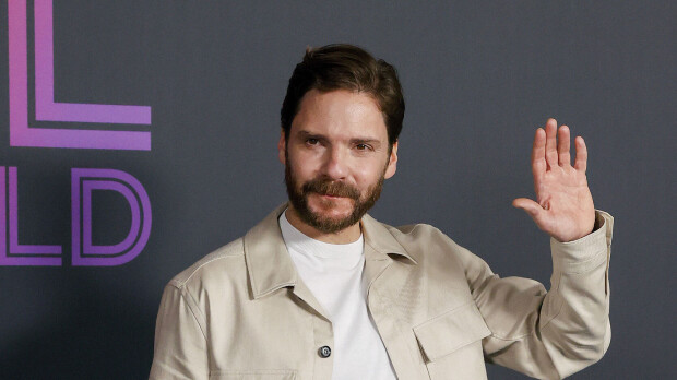 Daniel Brühl hämmentyi Becoming Karl Lagerfeld -sarjan asuista – varasti viuhkan