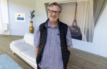 Salkkarit-näyttelijä Esko Kovero ei tiedä, mikä on meemi: "Kutsun internetvehkeitä helvetinkoneiksi"