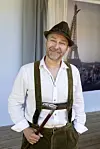 Teemu Lehtilä pääsee revittelemään ranskalais-sveitsiläisen herrasmiehen roolissa.