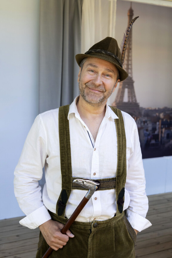 Teemu Lehtilä pääsee revittelemään ranskalais-sveitsiläisen herrasmiehen roolissa.