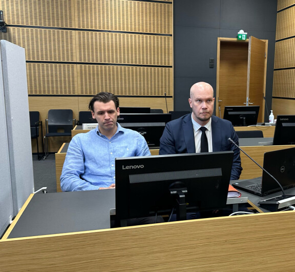 Severi Lahtisen oikeudenkäynti Päijät-Hämeen käräjäoikeudessa. Lahtinen valitti raiskaustuomiostaan hovioikeuteen, ja hovioikeuden käsittely pidettiin Päijät-Hämeen käräjäoikeuden tiloissa 8.5.2024. Kuvassa oikealla asianajaja Mikko Tuomi.