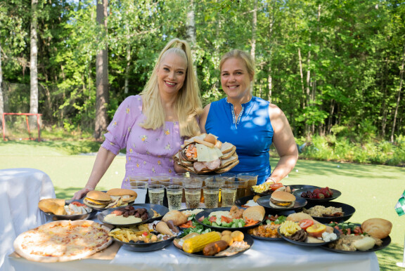 Minea järkyttyy nähdessään viikon ruuat pöydälle levitettynä.