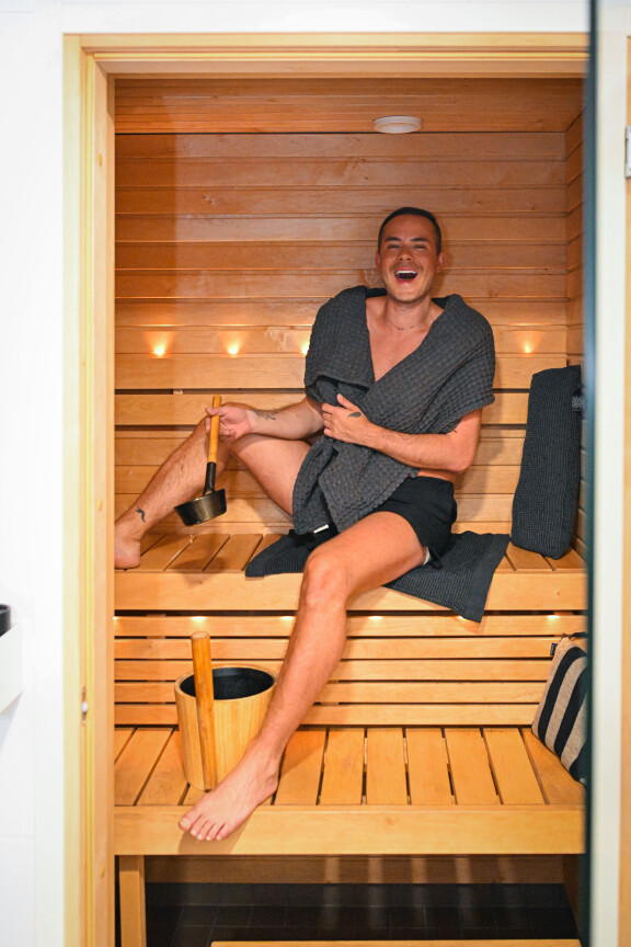 Sauna lämpeää Nikolla miltei joka päivä kello kahdeksalta illalla. Sen jälkeen NRJ:n aamuohjelmaa Julianna Jokelan kanssa juontava Niko menee yöpuulle. – Saunominen on kuin terapiaa. Rakastan sitä yli kaiken.