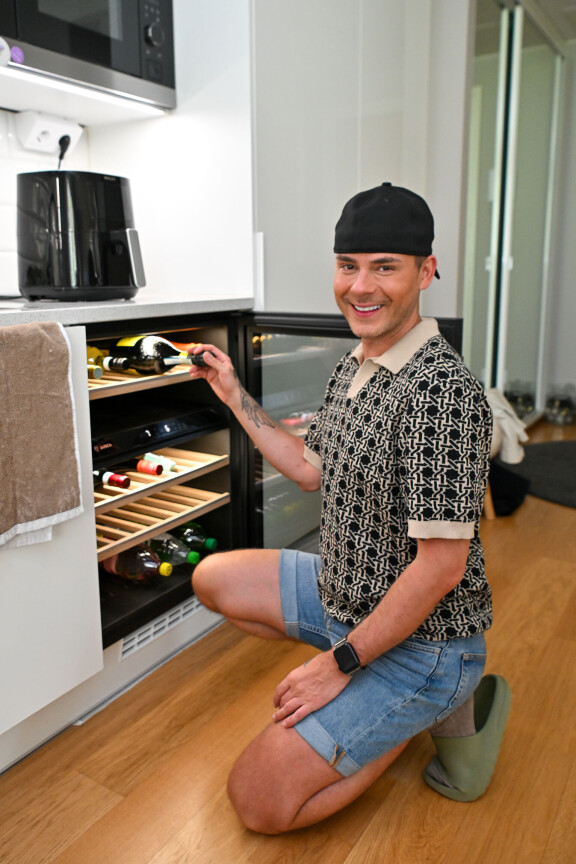 Kas näin! Seiskan antama kuoharikin viilenee tuossa tuokiossa, kun Niko sujauttaa sen viinikaappiinsa.