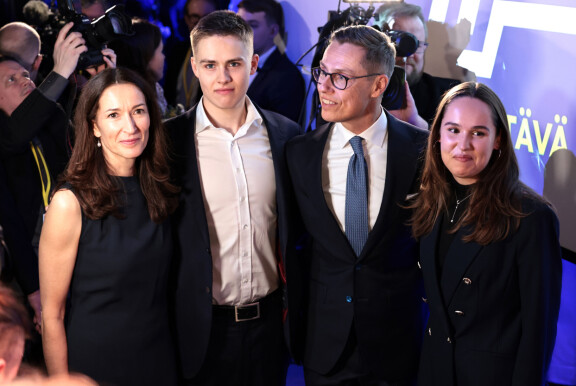 Alex poseerasi kameroille myös presidentin vaalien yhteydessä. Kuvassa Alexin vasemmalla puolella Oliver-poika ja oikealla tytär Emilie.