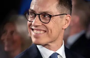 Alexander Stubbin poika Oliver, 20, pääsi armeijasta - on kuin ilmetty isänsä