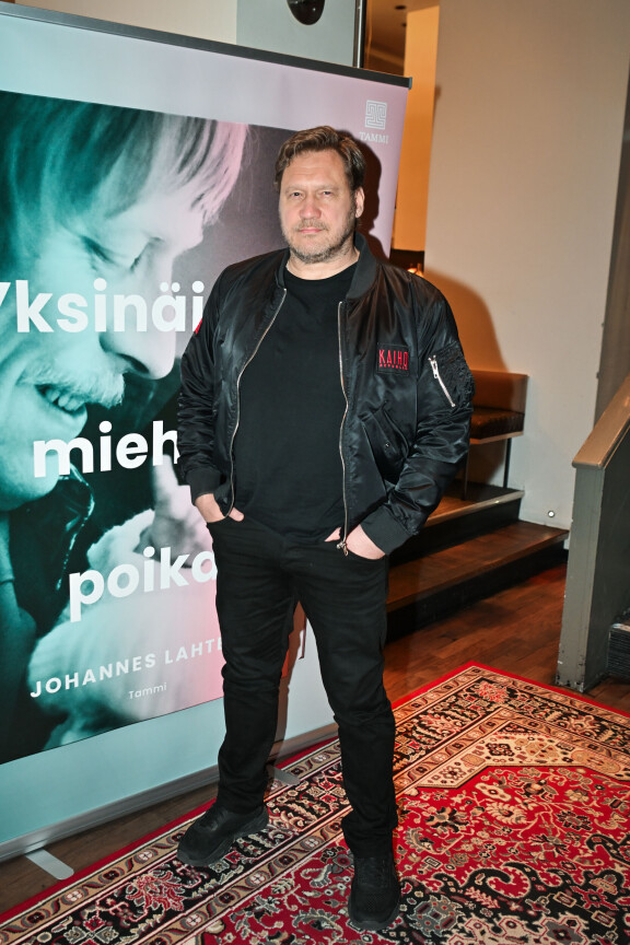 Samuli saapui kannustamaan ystäväänsä varsin synkässä lookissa.