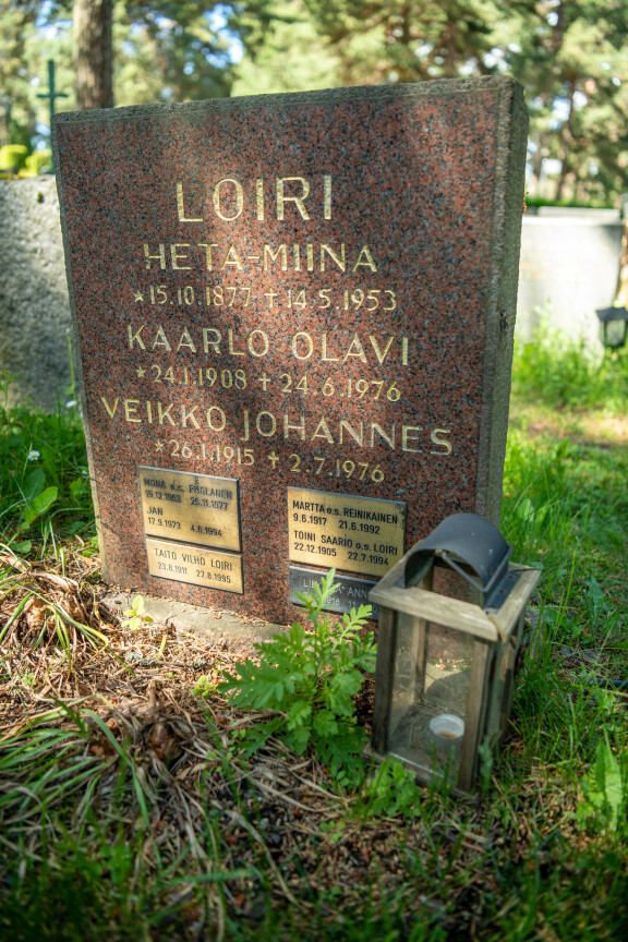 Loirien hautaa ei olla käyty hetkeen siistimässä.