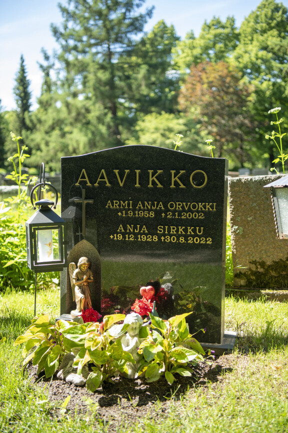 Kukkien lisäksi Armin ja Anja-äidin hautaa koristavat enkelipatsaat.