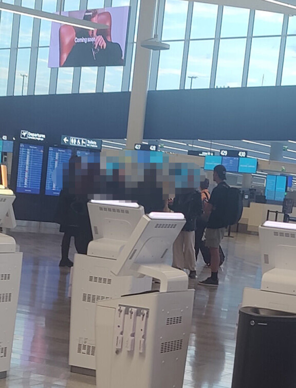 Robin lähti kesäisen näköisenä kohti Singaporea, reppu selässä ja shortsit jalassa. Hän jutteli ryhmälle, josta silminnäkijä ei osannut sanoa, olivatko he Robinin faneja vaiko kavereita.
