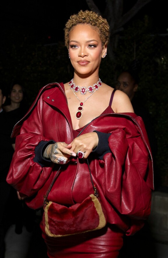 Rihanna esitteli yleisölle oikeat hiuksensa.