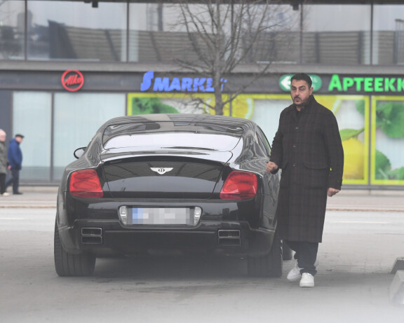 Armanilla on entuudestaan toinenkin klassikkoauto, käytettynäkin helposti sata tonnia maksava Bentley Continental GT.