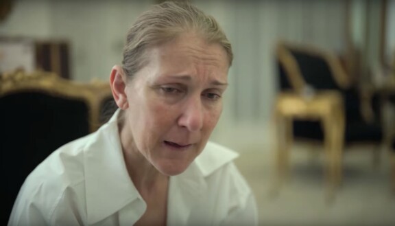Tällaisena emme ole tottuneet näkemään Céline Dionia. Laulajattarella on suuri kaipuu lavalle ja esiintymään. Sitähän hän on tottunut tekemään ja siitä hän saa voimaa. Tällä hetkellä se ei kuitenkaan ole mahdollista, sillä jäykkyysoireyhtymä estää esiintymisen.