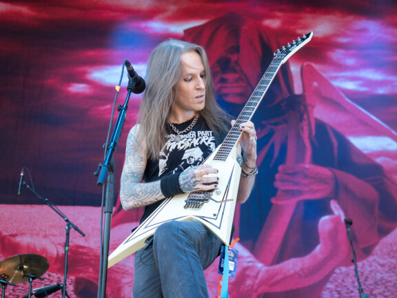 Alexi oli ensimmäinen suomalainen kitaristi, josta kirjoitettiin kunnioitettuun Guitar World -lehteen.