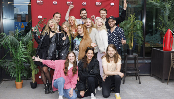 Johanna Puhakka (alhaalla keskellä) yhdessä Rantabaari-kollegoiden kanssa MTV:n tiloissa 8. kesäkuuta.
