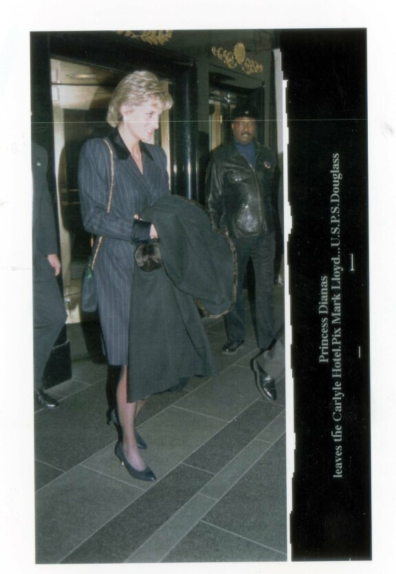 Prinsessa Diana kuvattiin poistumassa The Carlyle -hotellista vuonna 1995.