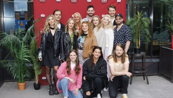 Samuel Glassar (ylh. oikealla) Rantabaari-kollegoiden kanssa MTV:n tiloissa 8. kesäkuuta.