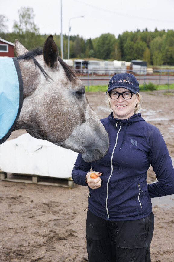 Katja ei aio lähteä hurjastelemaan alamäkipyöräillessään – ainakaan vielä.